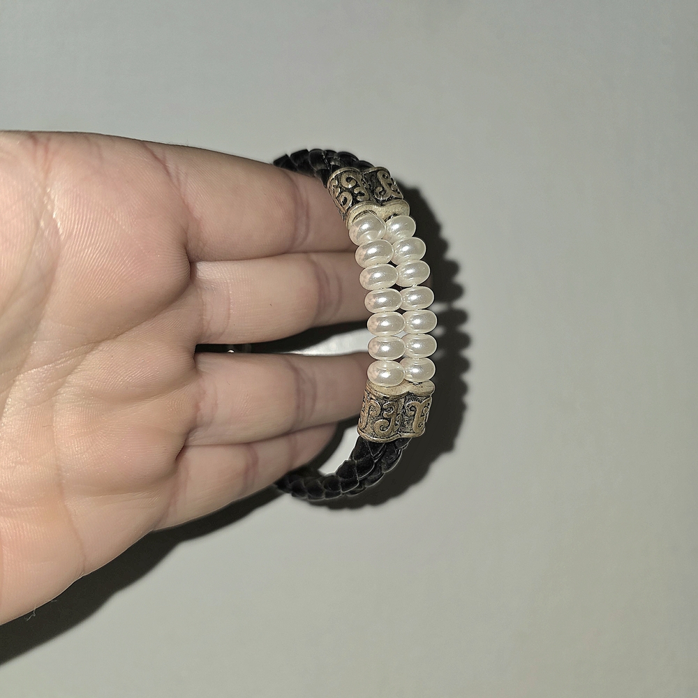 Elegant Black and White Beaded Bracelet With Braided Leather